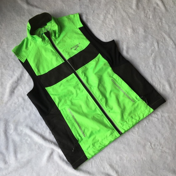 brooks essential running vest